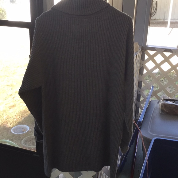 Long Gray sweater - Picture 2 of 4